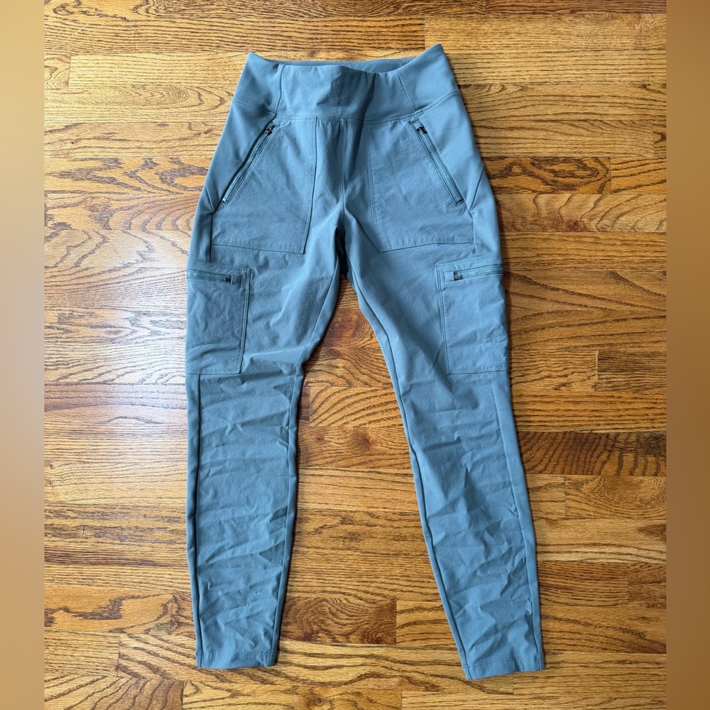 Athleta women’s Cargo grey green leggings. Zipper
Pockets.